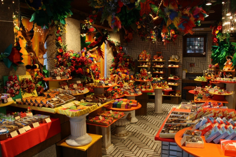 vitrine-CARNOULES-min_candy_store_chocolate_shop_chocolate_switzerland-393515