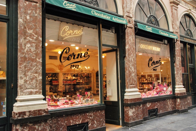 vitrine-CARNOULES-min_chocolate_chocolaterie_shop_luxury_chic_gallery_brussels_belgium-558146